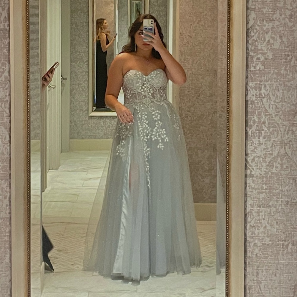 PROM DRESS 🦋, SIZE 12, only worn ONCE!